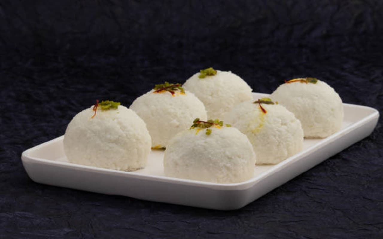 Sandesh Recipe: इस विश्वकर्मा पूजा घर पर आसानी से बनाएं संदेश मिठाई, यहां देखें रेसिपी