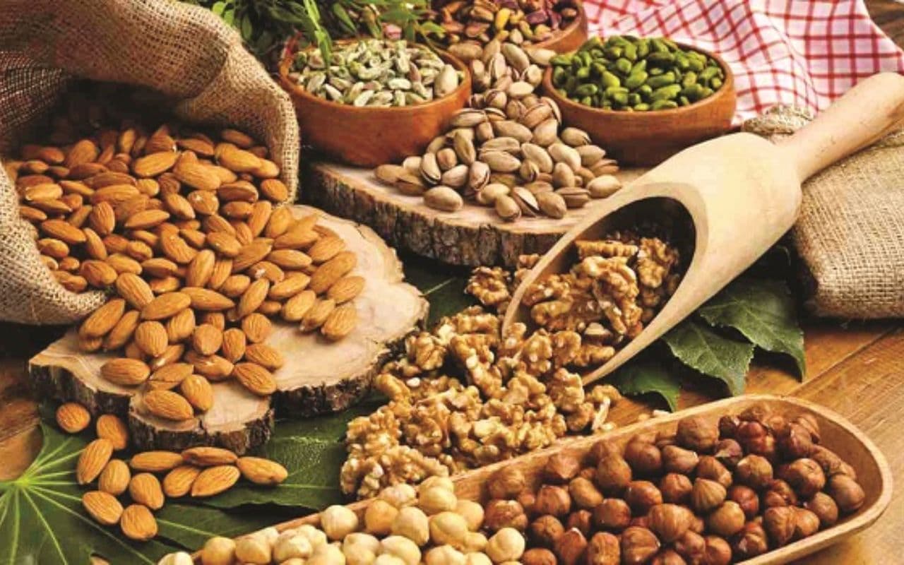 Bhagalpur News: त्योहारों से पहले ड्राई फ्रूट और फलों पर महंगाई की मार, कम दामों पर बिक रहे नकली पूजा के सामान