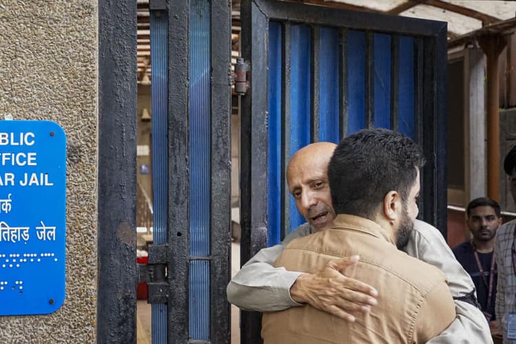 Jammu Kashmir Politics: राशिद इंजीनियर सलाखों के बाहर, चढ़ा राजनीतिक पारा, जानें क्यों टेंशन में आए महबूबा मुफ्ती और उमर अब्दुल्ला