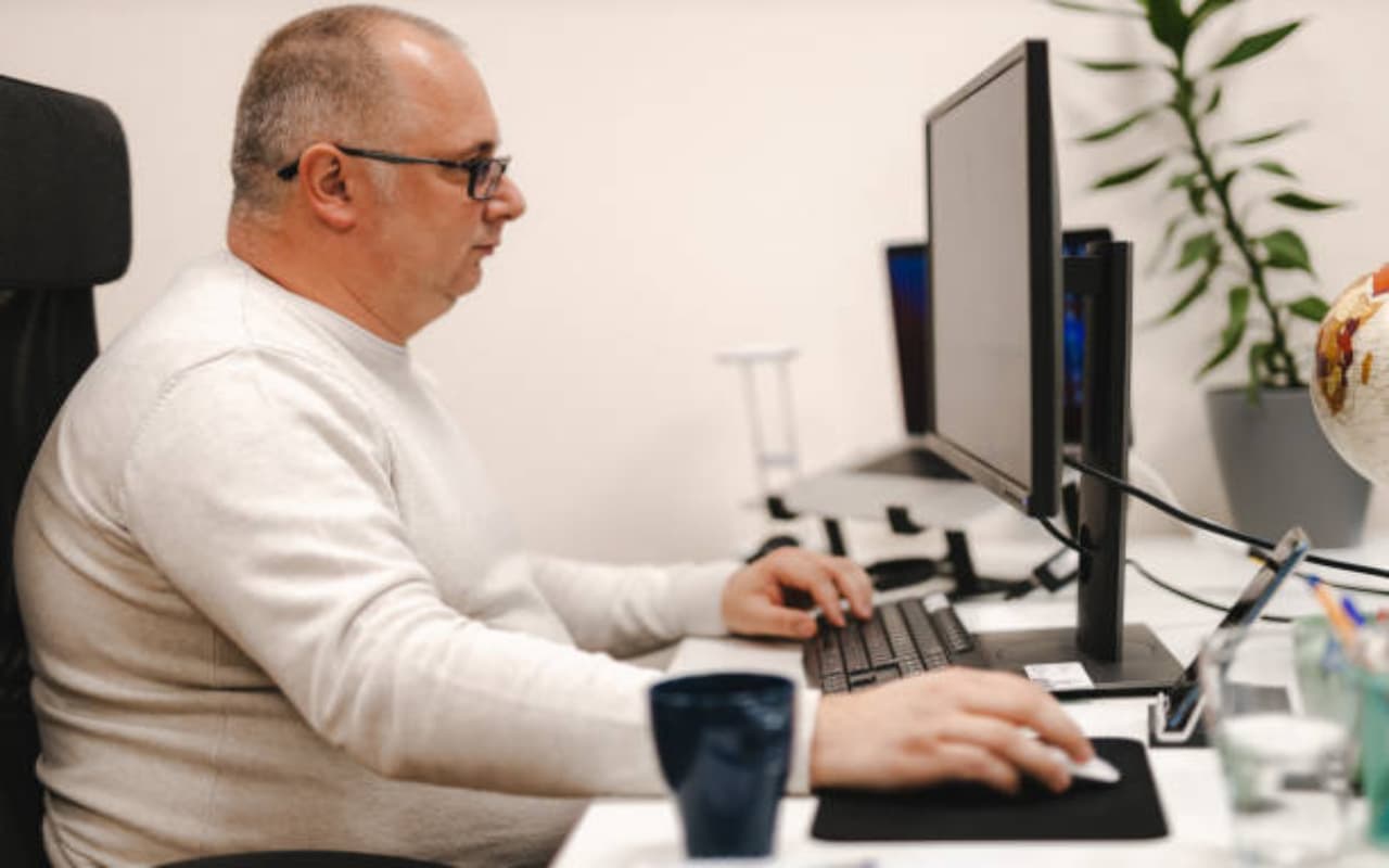 नौकरी की वजह से सेहत को कर रहे नजरअंदाज? इस तरह काम करते हुए खुद का रखें ख्याल