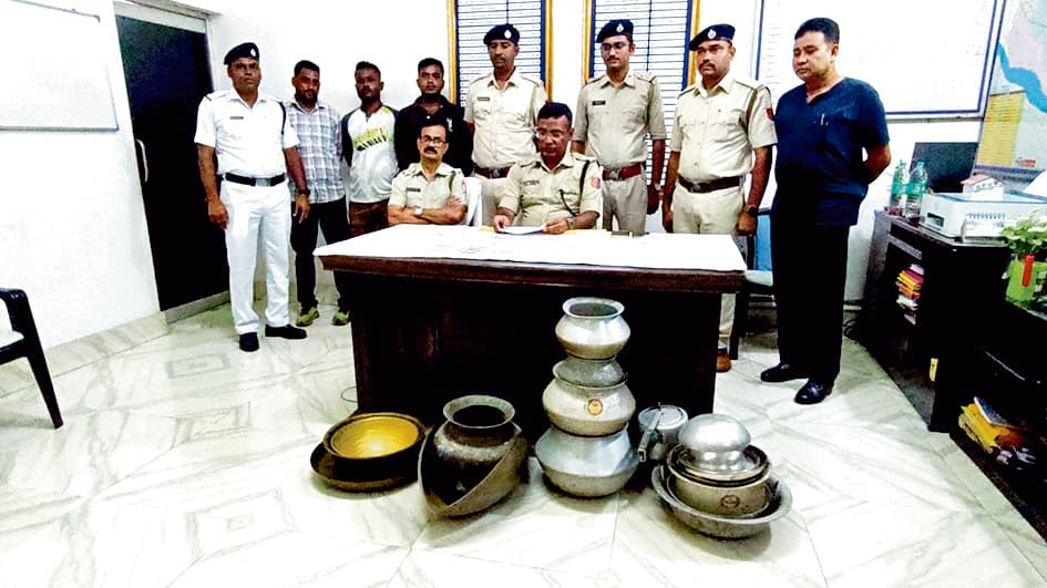 चोरी के मामलों में दो आरोपी हुए गिरफ्तार, चोरी का माल भी बरामद