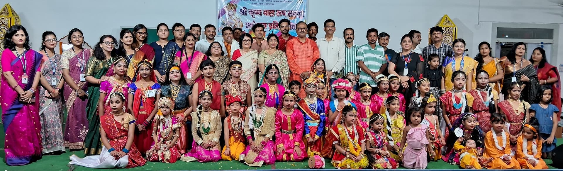 प्रतियोगिता में कृष्ण व राधा का रूप धरे बाल प्रतिभागियों ने मन मोहा