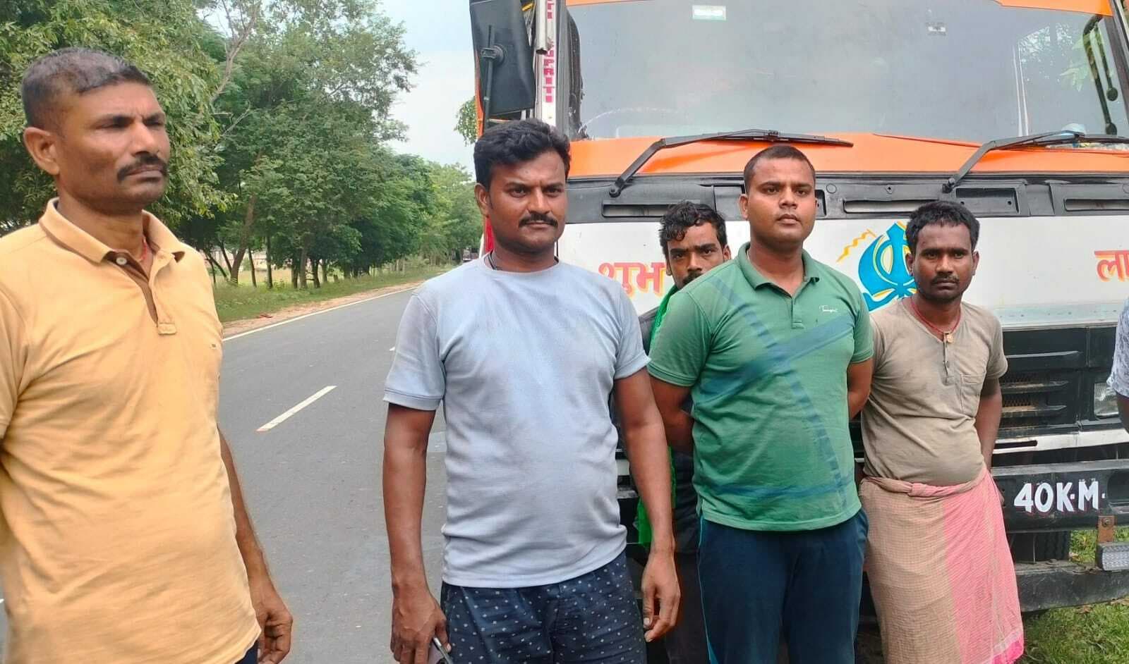 मवेशी लदा वाहन जब्त, पुलिस ने तीन लोगों को किया गिरफ्तार