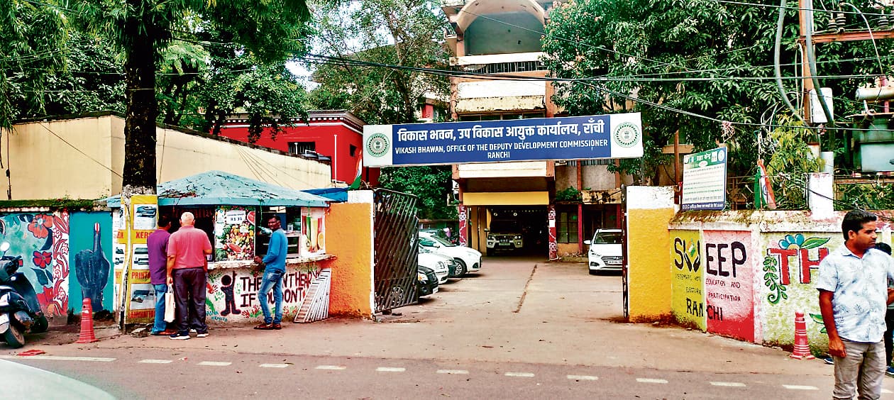 Ranchi news : विकास भवन परिसर में अवैध तरीके से चल रहीं पान व गुटखा की दुकानें