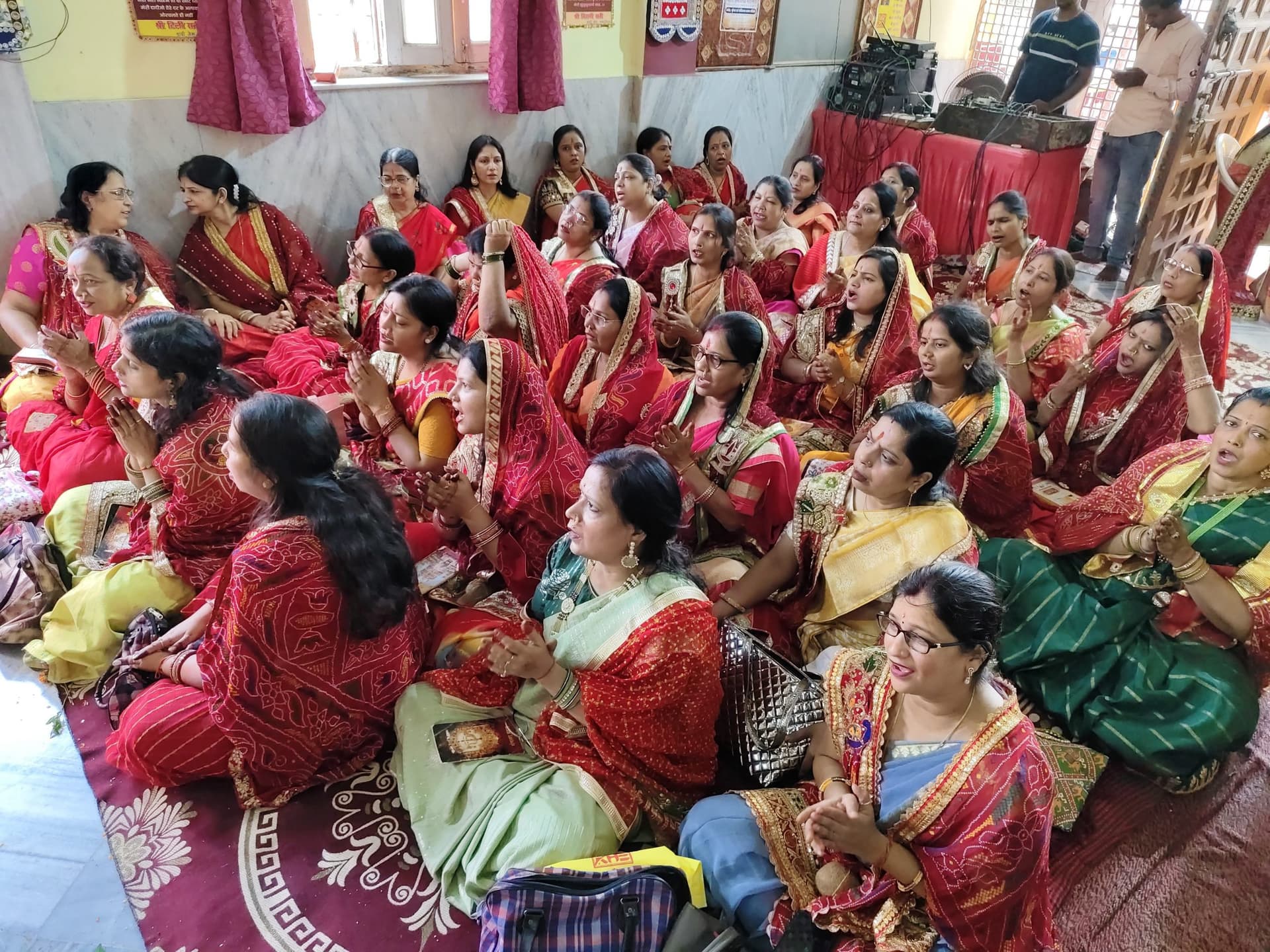 भजन-कीर्तन के साथ दादी जी का विशेष शृंगार, आज महाआरती