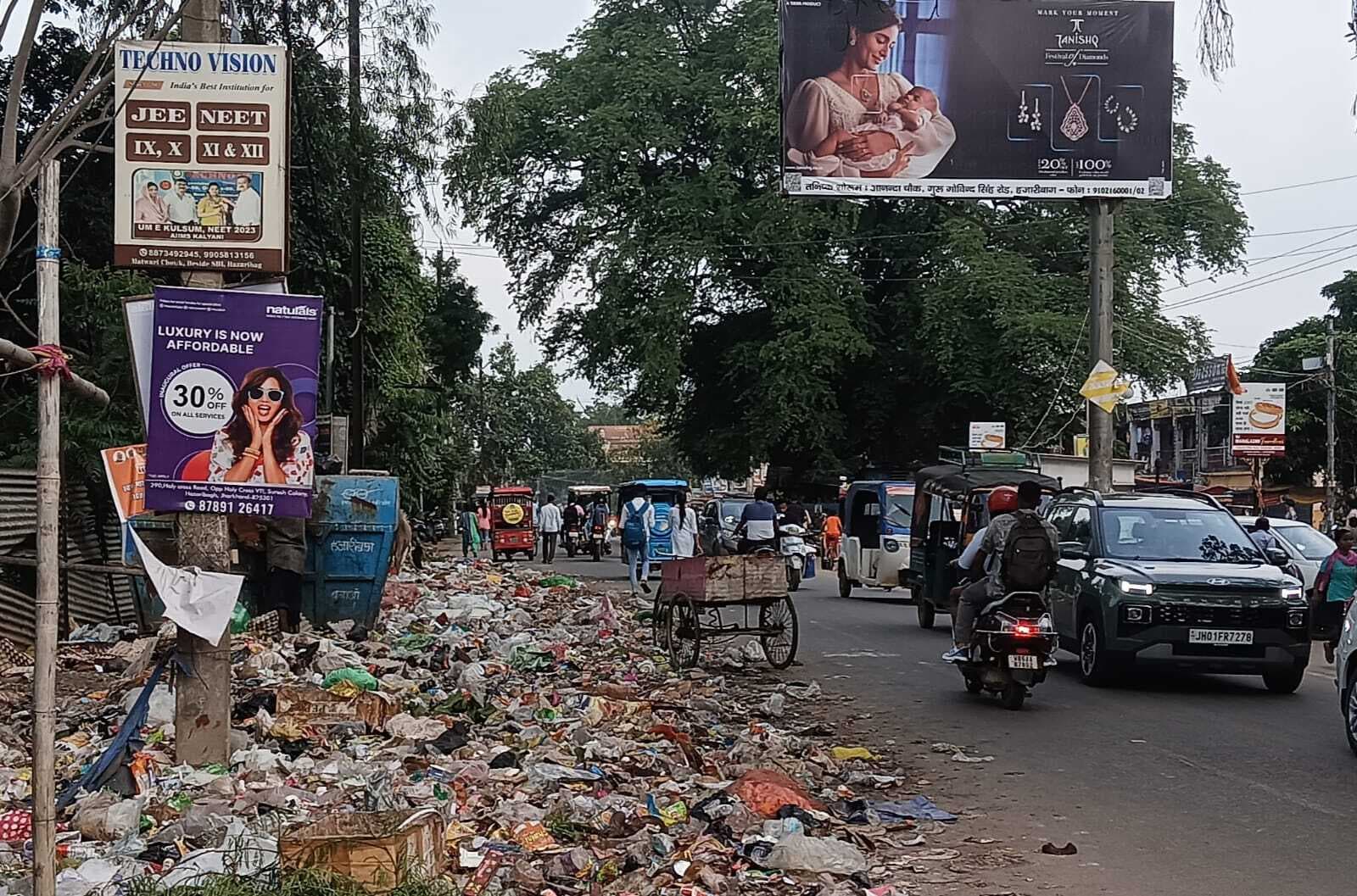 घरों का कचरा सड़कों पर, शहर जाम