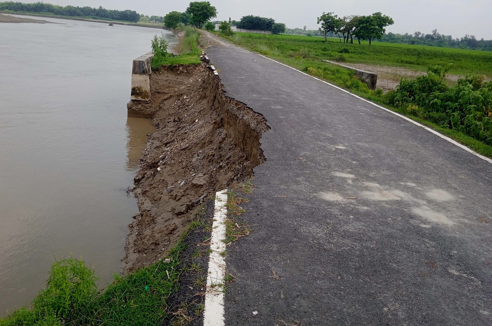 मोबैया जानेवाली सड़क का आधा हिस्सा नदी में विलीन, आवागमन का संकट