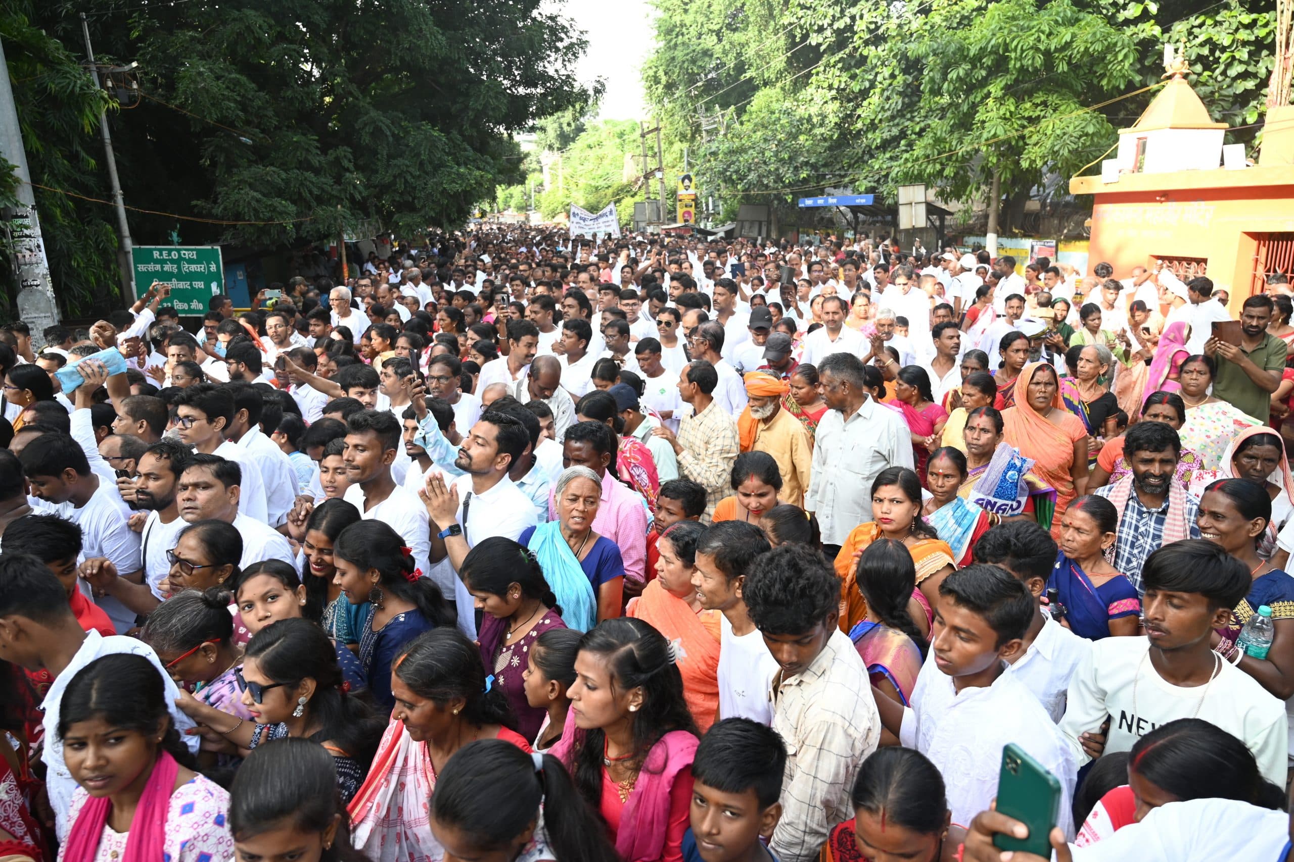 श्रीश्री ठाकुर अनुकूलचंद्र जी व बड़ मां की निकली भव्य शोभायात्रा, देवघर भर से अनुयायी हुए शामिल