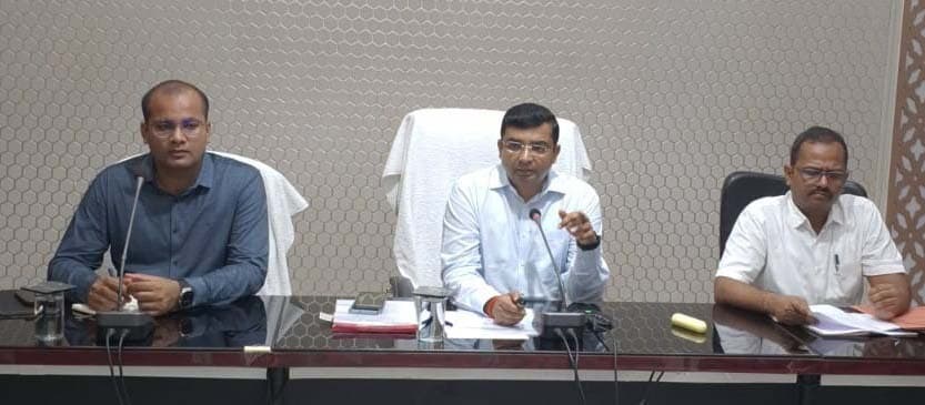 भू सर्वेक्षण कार्य में रैयतों के साथ पूर्ण सहजता से पेश आएं कर्मी: डीएम