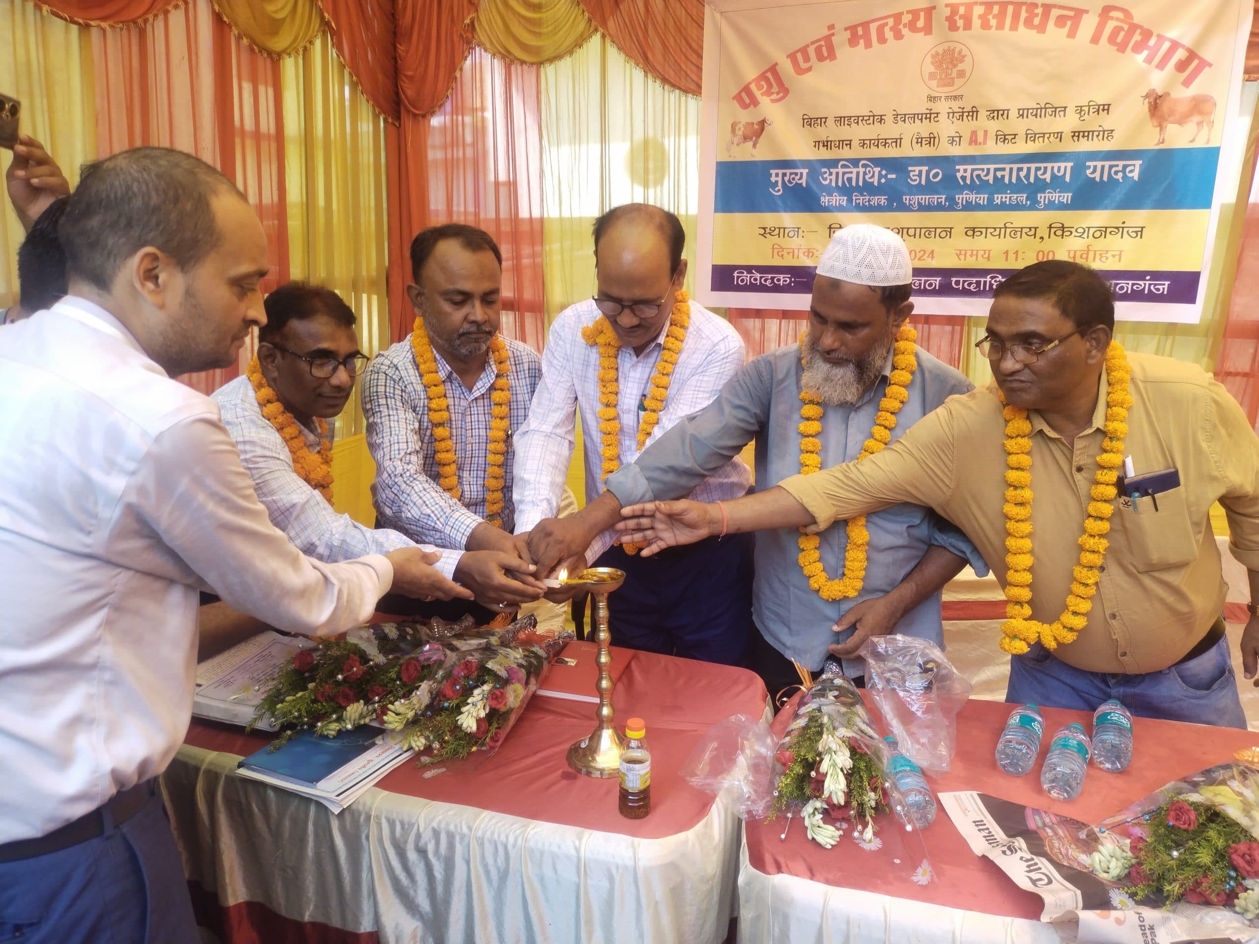 चयनित कृत्रिम गर्भाधान कार्यकर्ताओं के बीच एआई किट का हुआ वितरण