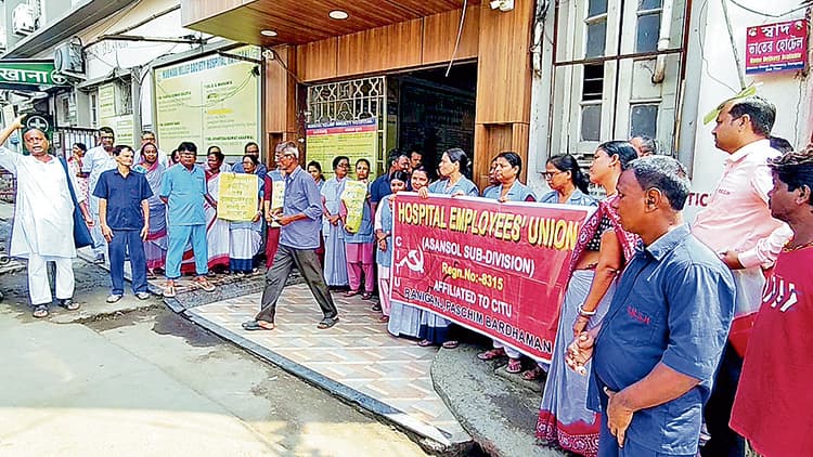 नये वेतन समझौते की मांग पर मारवाड़ी रिलीफ सोसायटी अस्पताल के श्रमिकों ने किया प्रदर्शन