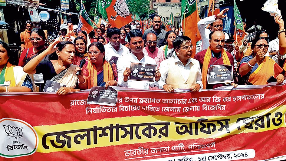 मुख्यमंत्री के इस्तीफे की मांग पर भाजपा का डीएम कार्यालय घेराव अभियान