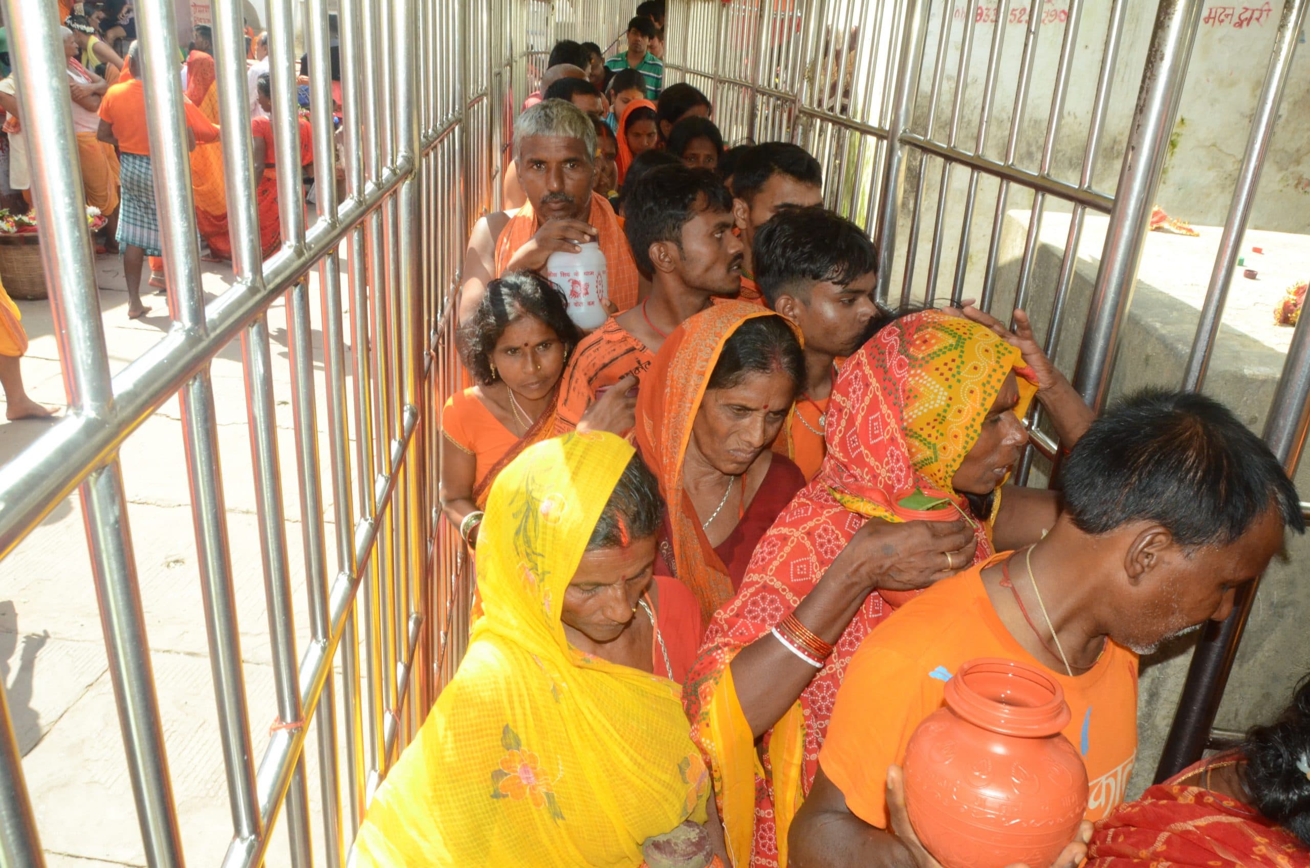 सोमवार को भक्तों की कतार पहुंची जलसार पार्क