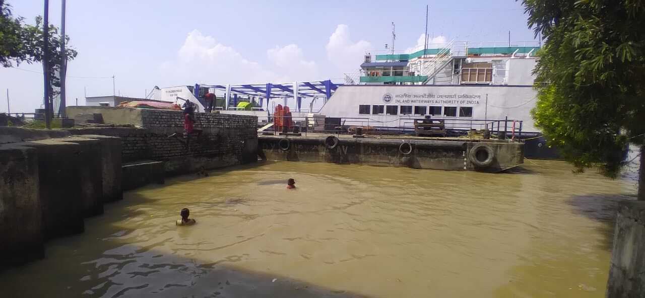 अक्तूबर तक शहर के घाटों से दूर हो जायेगी गंगा की मुख्य धार, फिर गाद की ड्रेजिंग की जायेगी