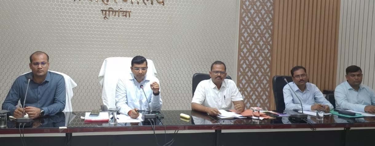 लक्ष्य के विरुद्ध निर्धारित समय सीमा के अंदर करायें आवेदन : डीएम
