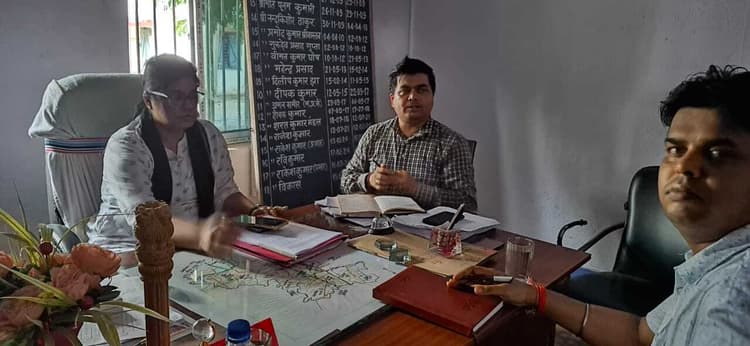 डीसीएलआर ने बाराहाट अंचल कार्यालय का किया निरीक्षण