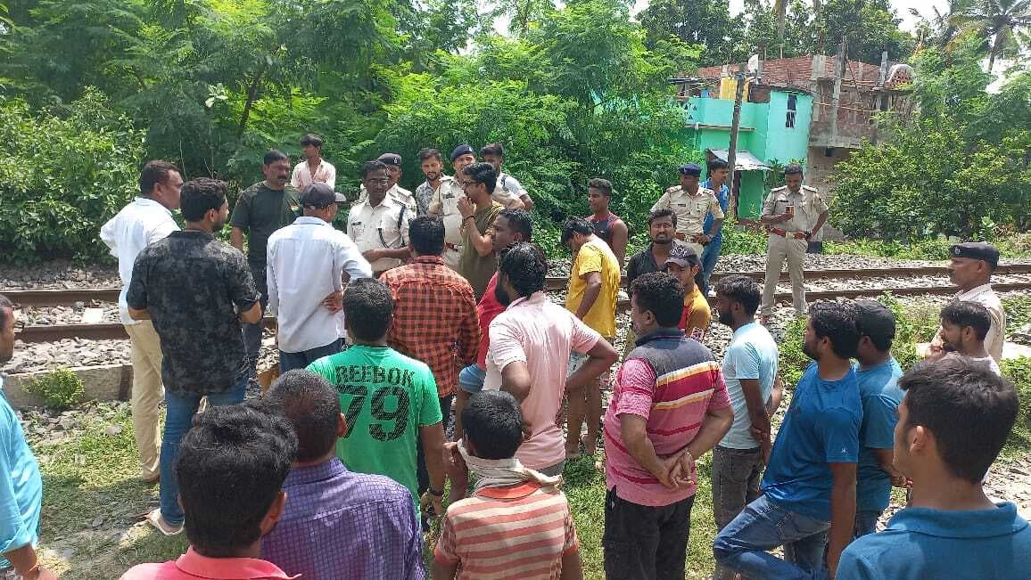 युवक की संदिग्ध मौत, पटरी पर मिला शव