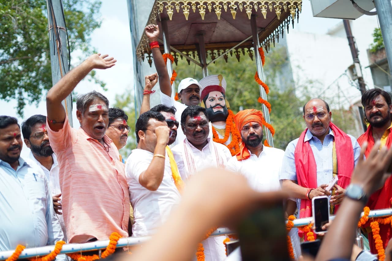 नेता प्रतिपक्ष अमर बाउरी ने बिजली पासी की प्रतिमा पर किया माल्यार्पण