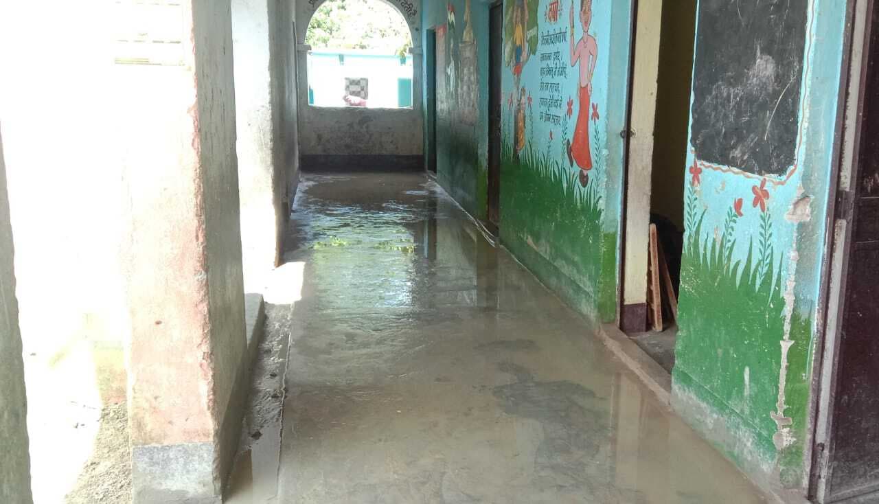 विद्यालय परिसर में जलजमाव, छात्रों को सता रहा संक्रामक बीमारी का डर