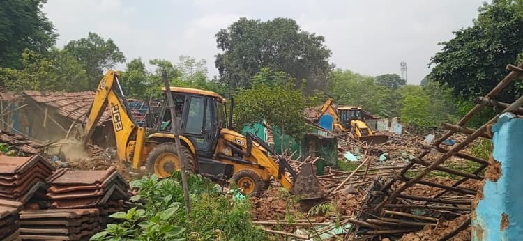 चिरेका प्रशासन ने 70 अवैध मकानों को किया ध्वस्त
