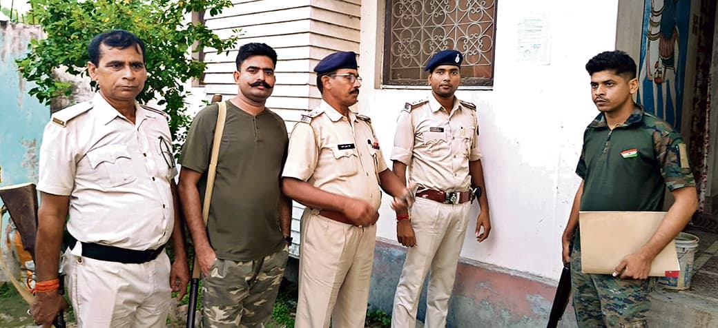 हत्यारोपित के घर पुलिस ने गाजे-बाजे के साथ चिपकाया इश्तेहार