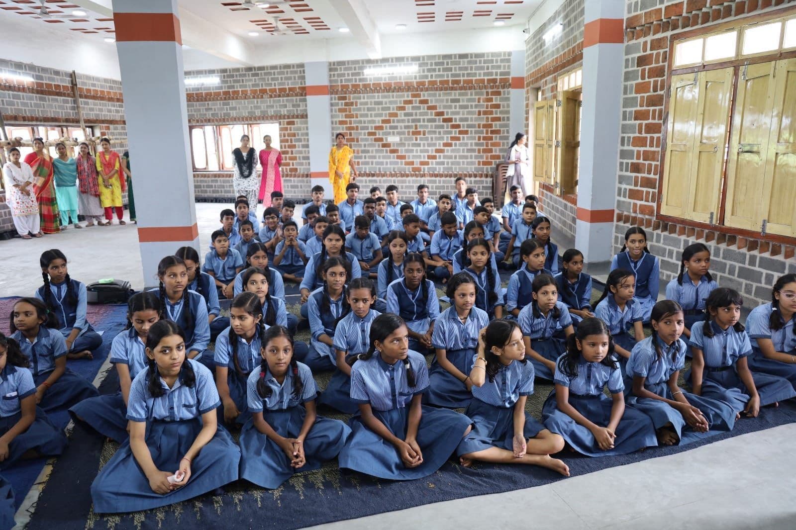 मोंगिया स्कूल के बच्चों को गिरिडीह पुलिस ने किया जागरूक