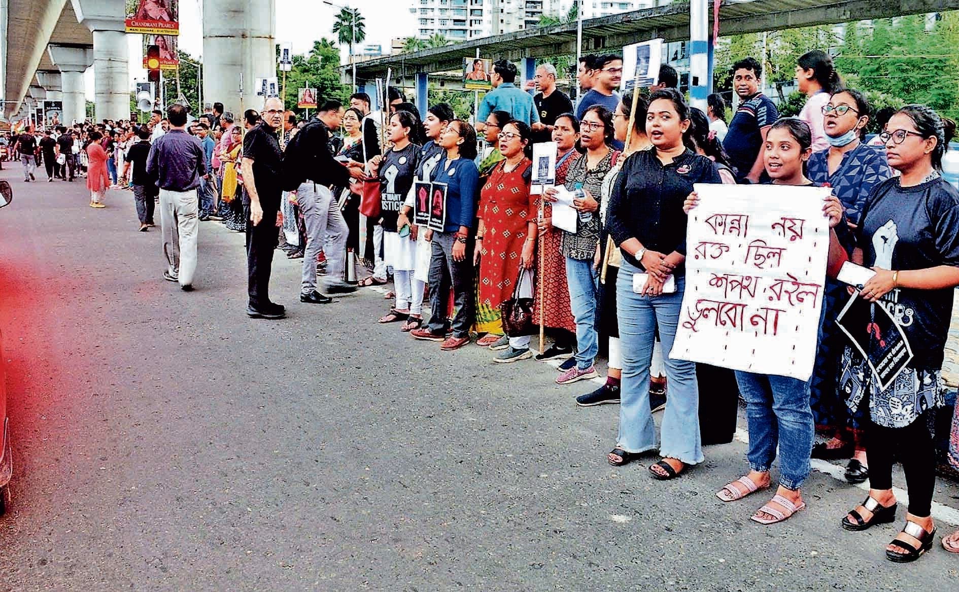 सीनियर डॉक्टरों ने मानव श्रृंखला बना जताया विरोध