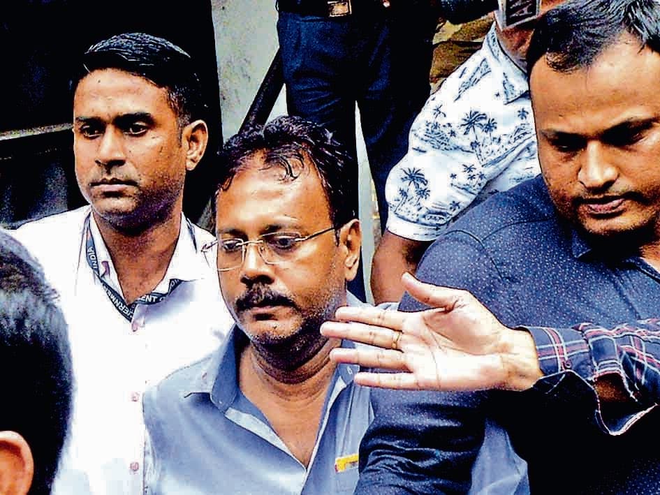 संदीप पर अपने करीबियों को अवैध तरीके से टेंडर दिलाने का भी आरोप