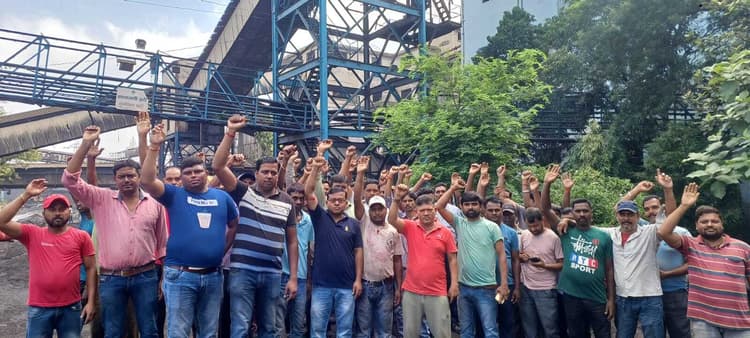 ठेका मजदूरों का सेल चासनाला वाशरी के समक्ष प्रदर्शन