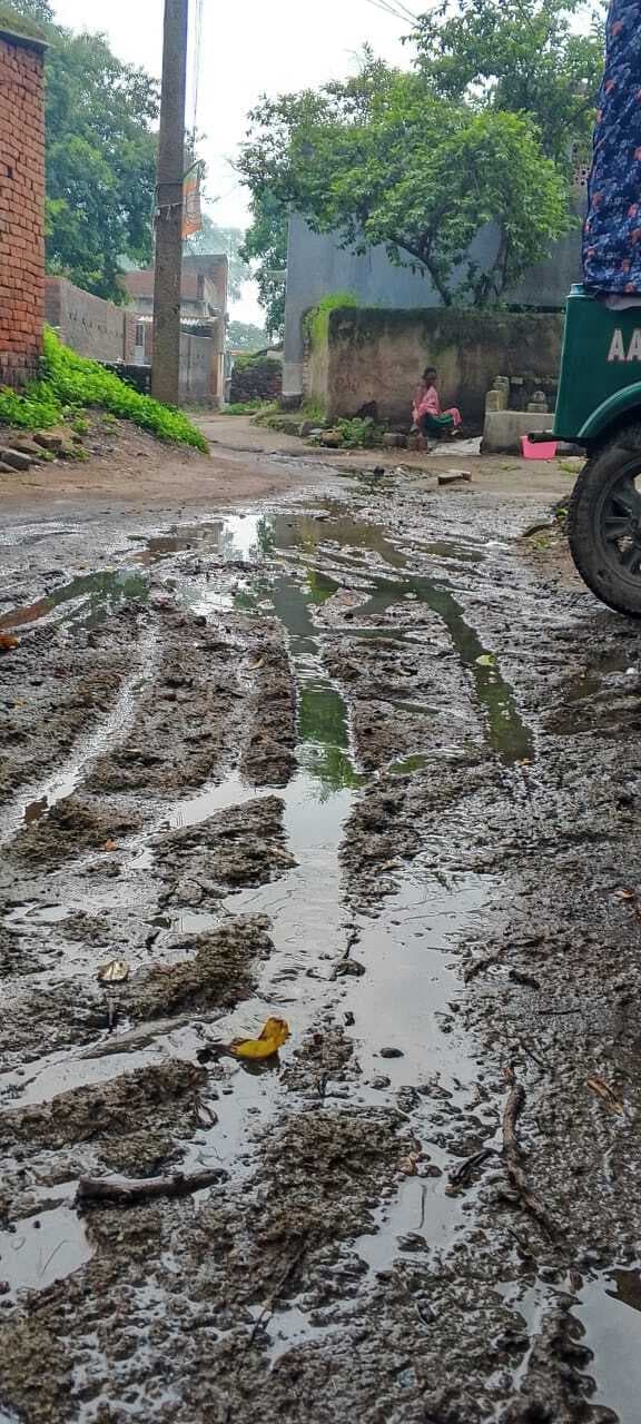 योजना की राशि निकासी कर नहीं बनायी नाली