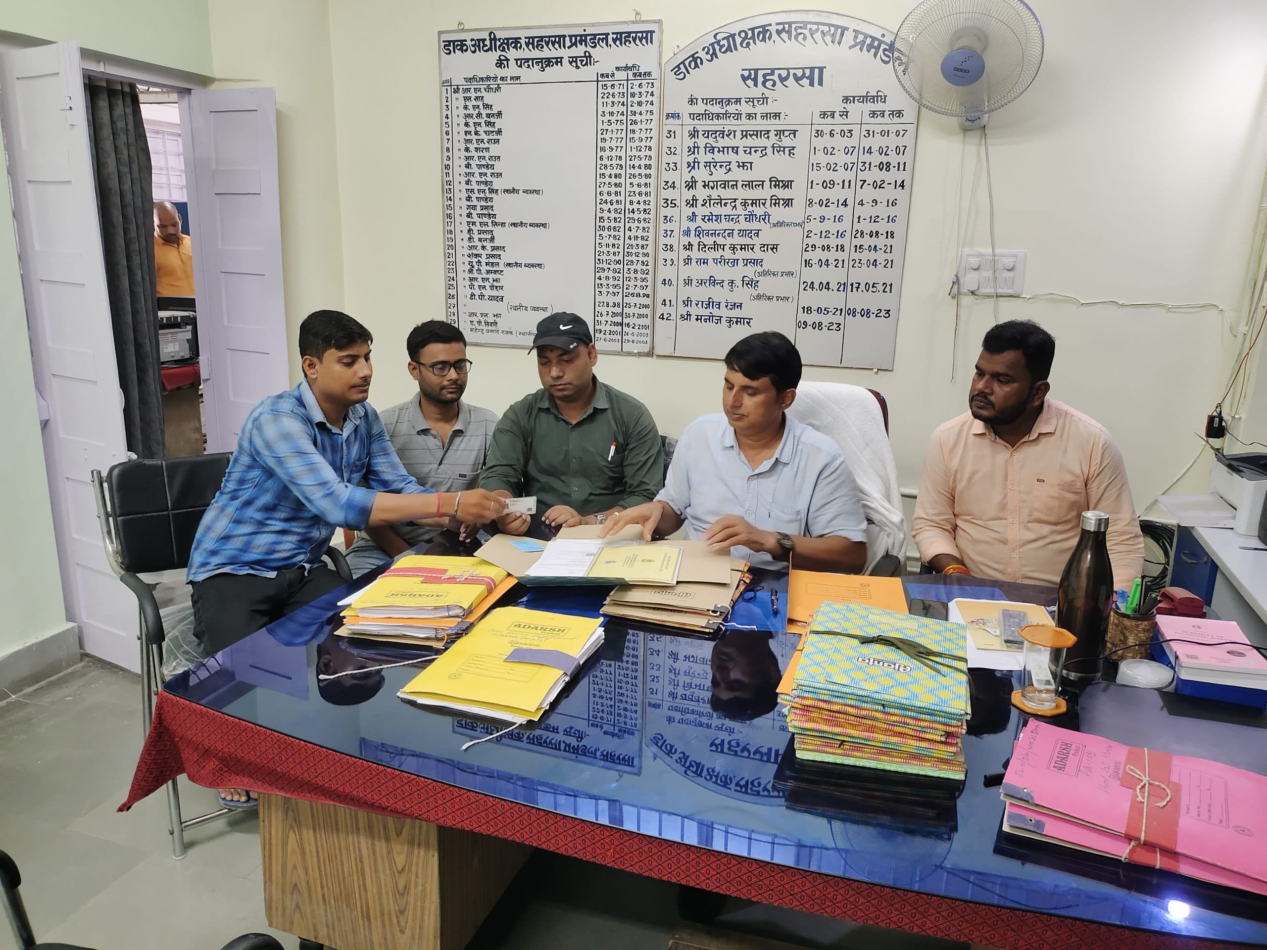 पुलिस के आने से पहले फरार हो गयी फर्जी सर्टिफिकेट वाली दो महिला