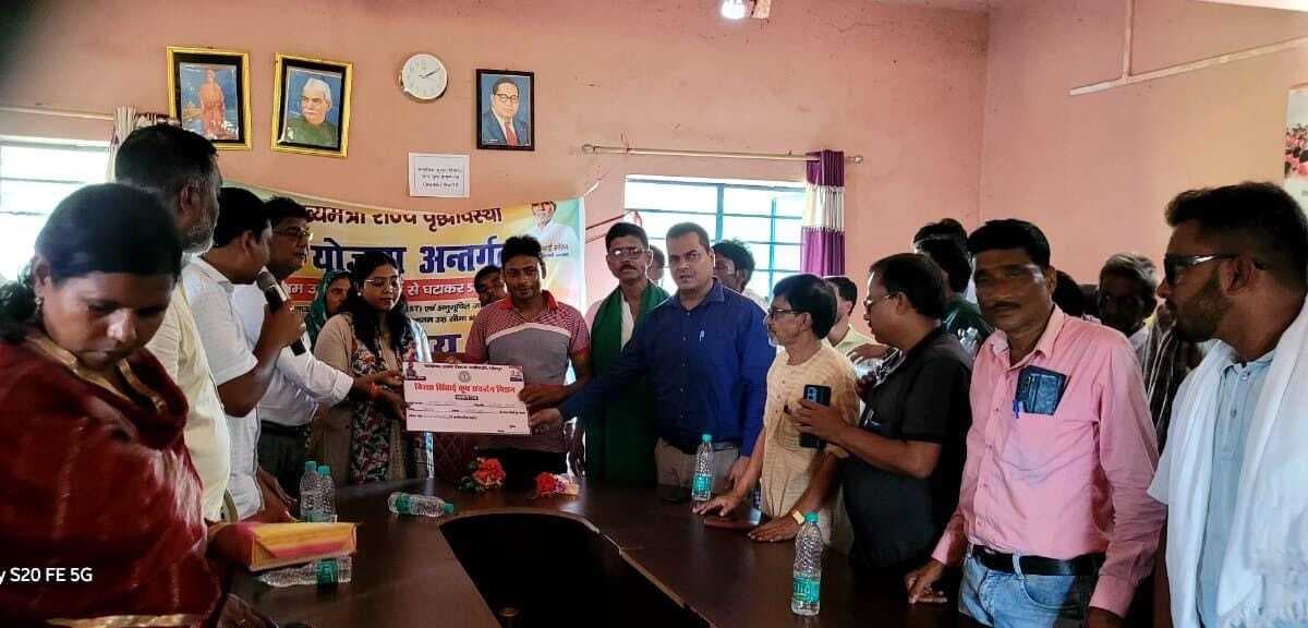 शिविर में लोगों को योजनाओं की दी गयी जानकारी