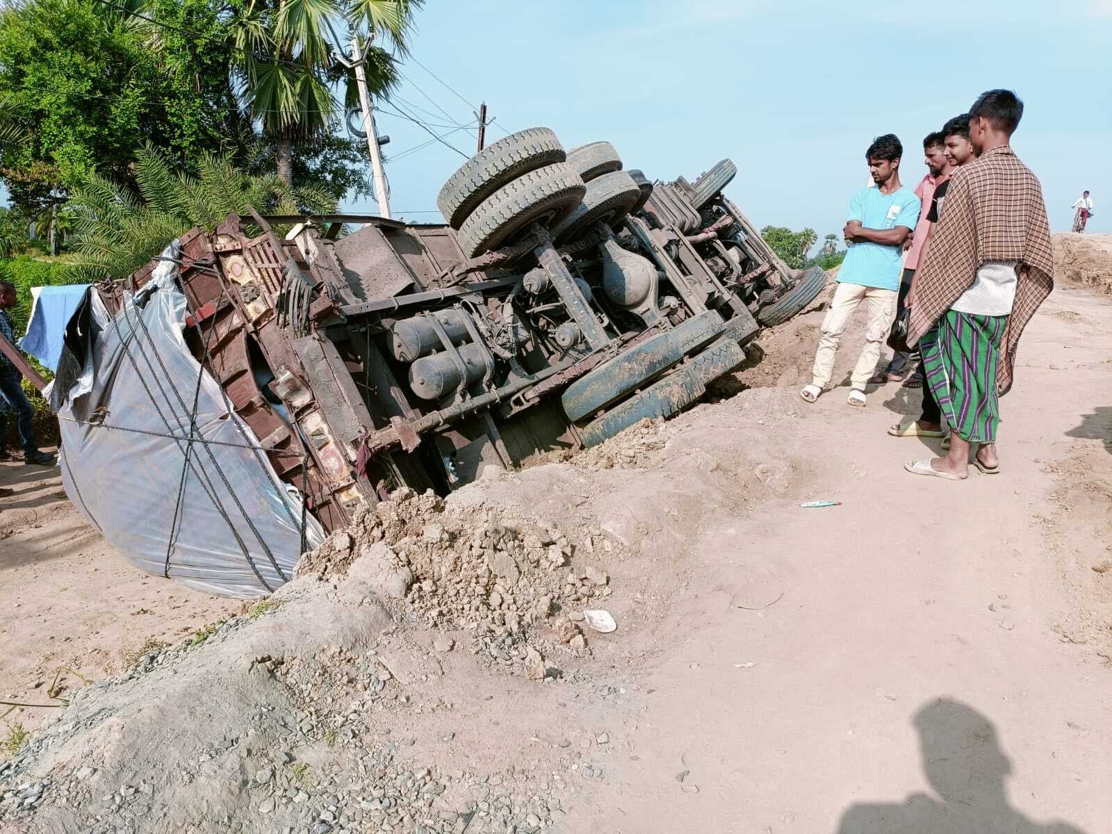 अर्द्धनिर्मित पुल पार करने के चक्कर में चावल लदा ट्रक पलटा