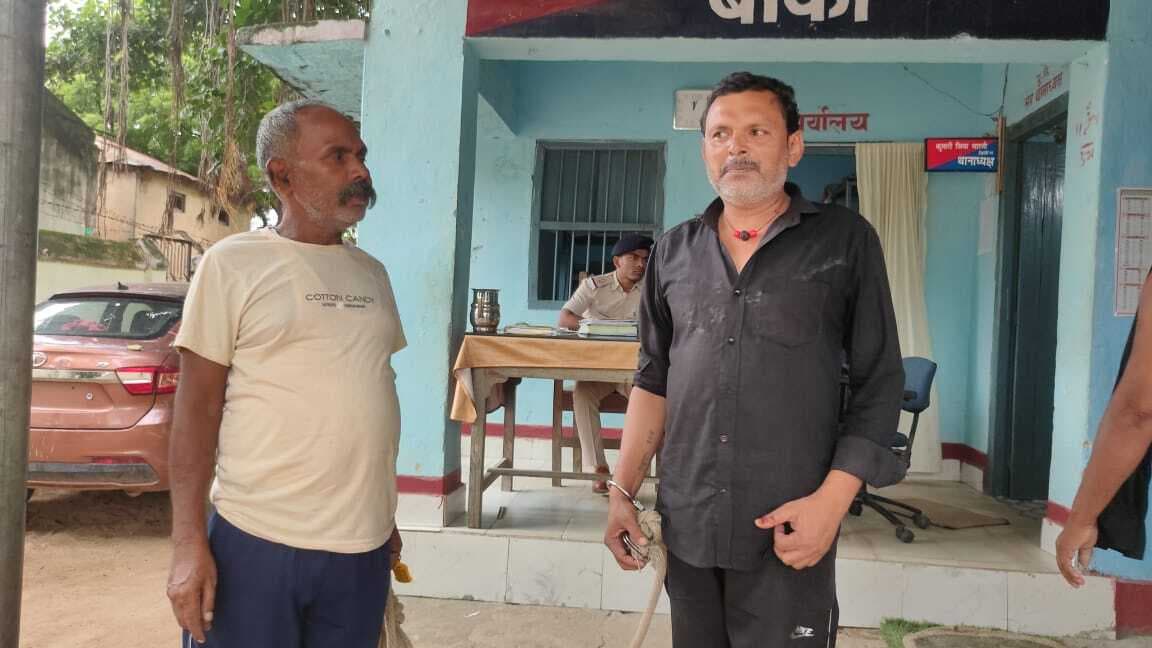 12 लीटर देसी शराब के साथ तस्कर गिरफ्तार