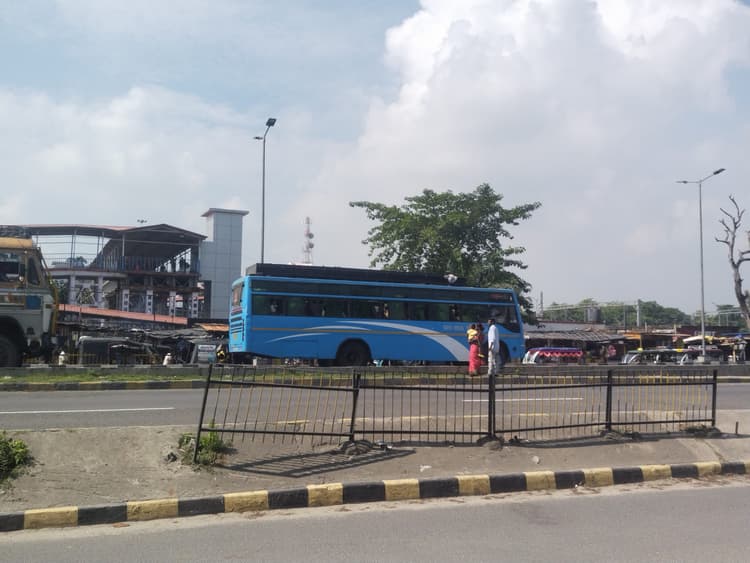 रेलवे स्टेशन के सामने एनएच 27 पर बस खड़ी कर यात्री उतारने व चढ़ाने से बढ़ी दुर्घटना की आशंका