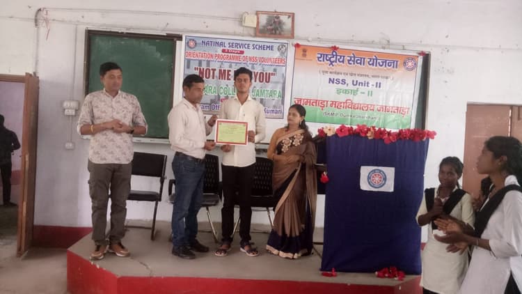 एनएसएस के स्वयंसेवकों को दिया गया प्रमाण-पत्र