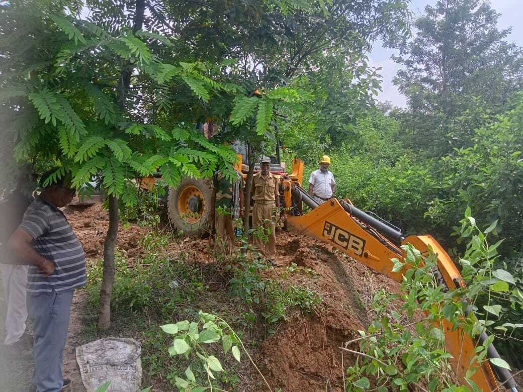 Giridih News: कोयला तस्करों के खिलाफ चला छापामारी अभियान, तीन बाइक जब्त