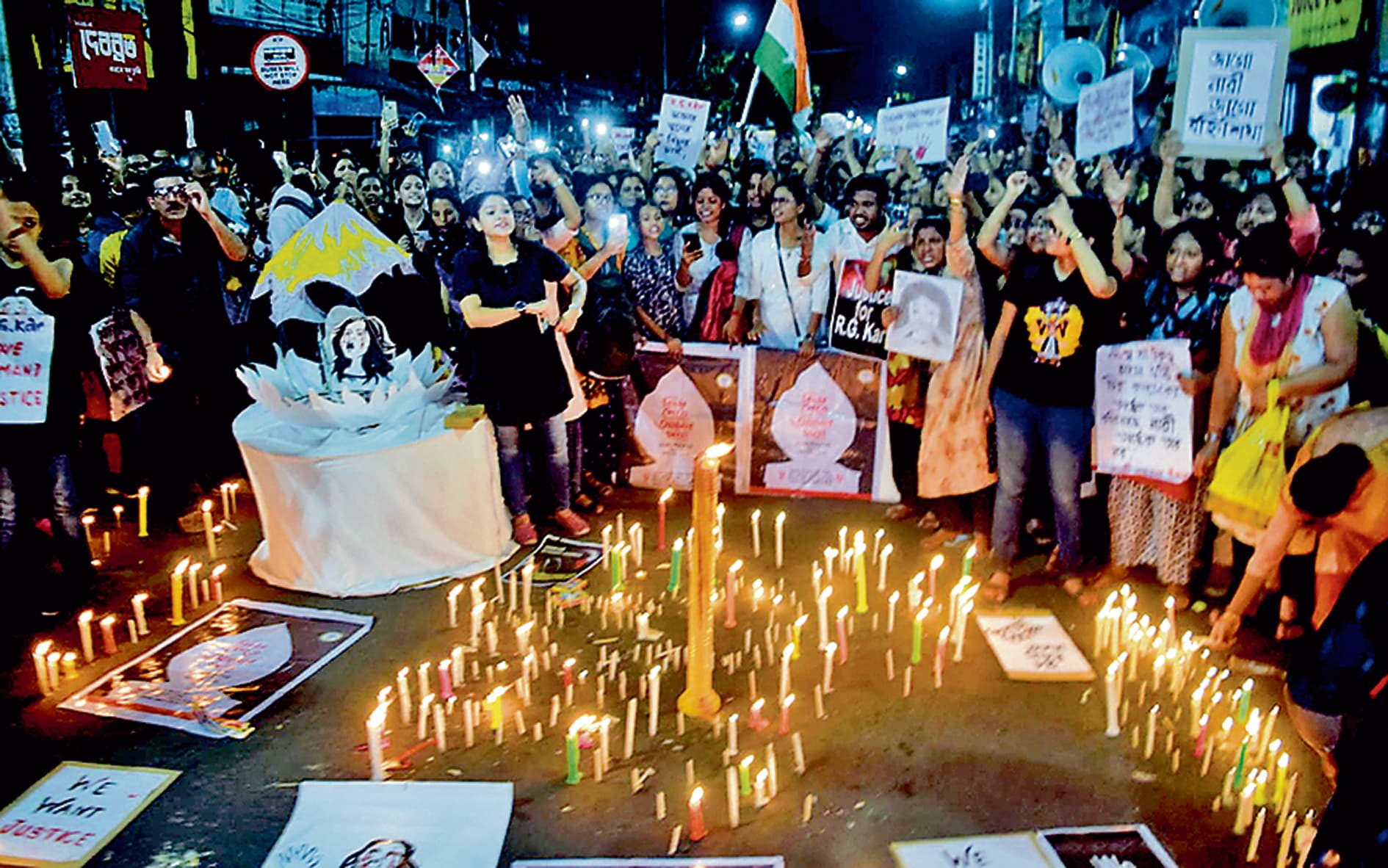 लाइट बंद कर व मोमबत्ती जलाकर आरजी कर कांड के खिलाफ जताया विरोध