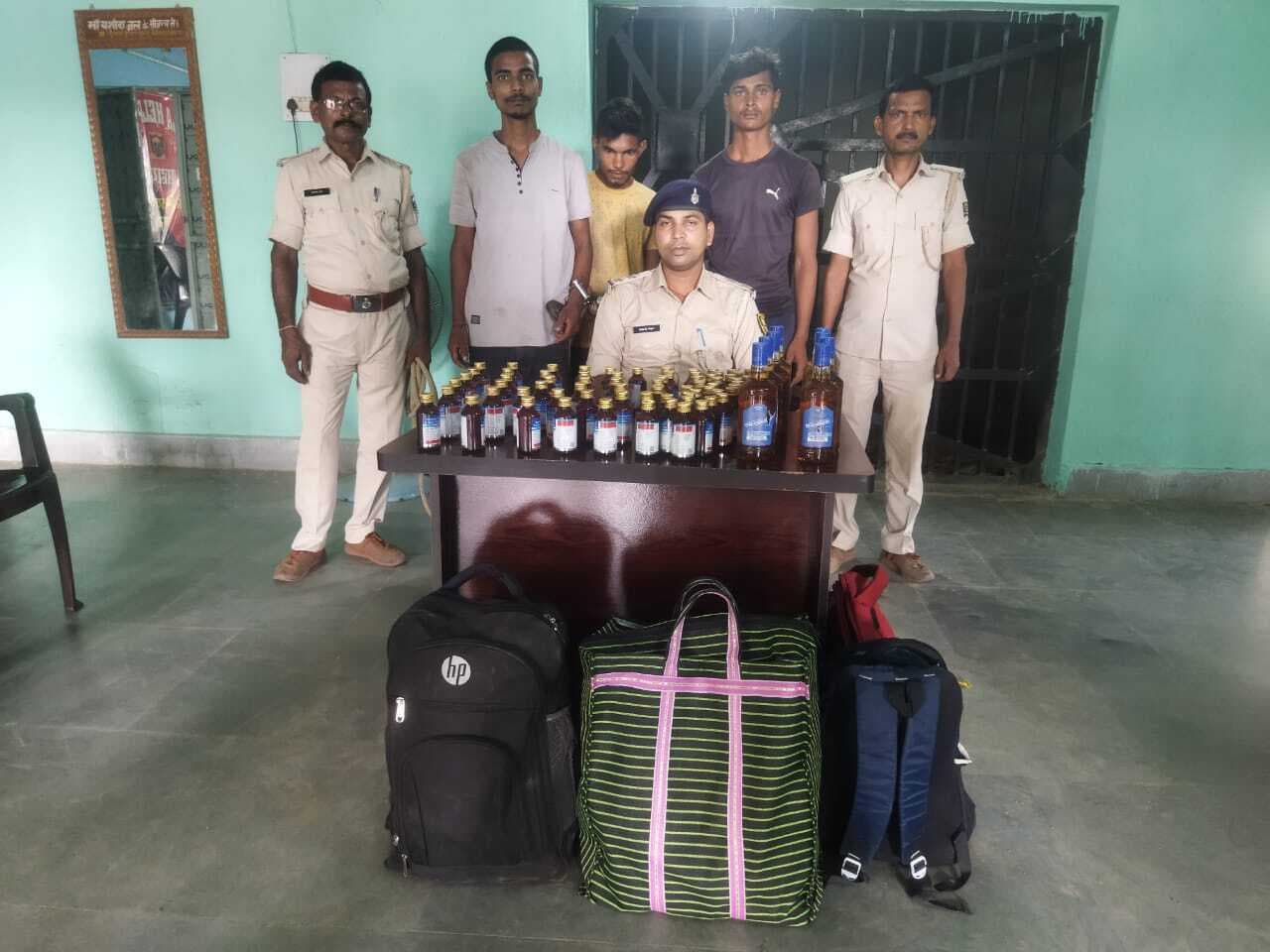 कोडिनयुक्त कफ सिरफ व अंग्रेजी शराब के साथ तीन युवक गिरफ्तार