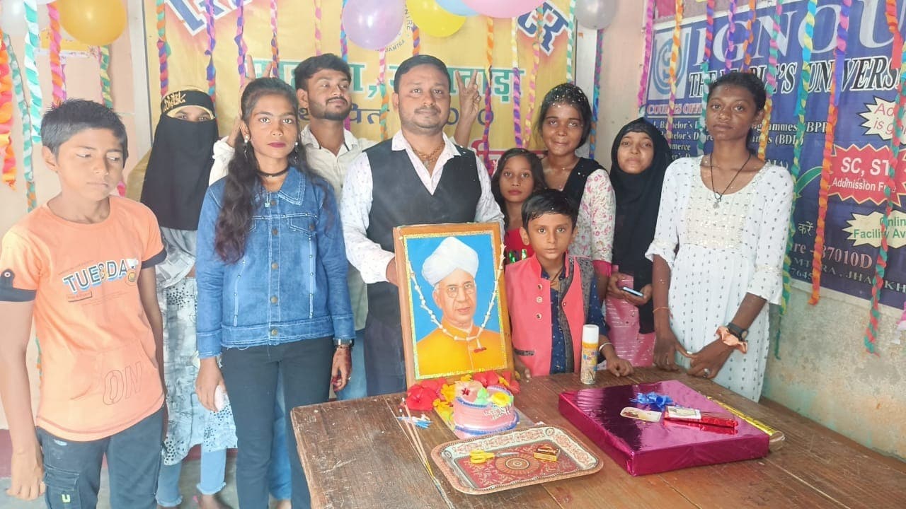 विद्यार्थियों ने गुरु के बताये मार्ग पर चलने का लिया संकल्प