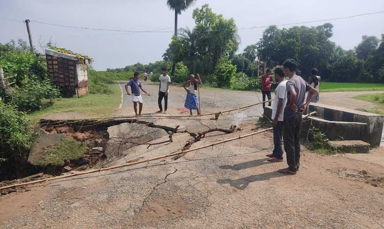 पानी के तेज बहाव से टूटी पुलिया, बड़ी वाहनों का परिचालन बाधित