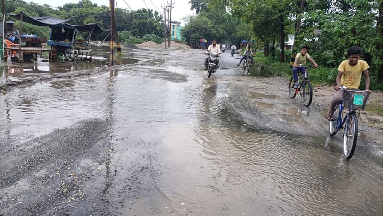 झमाझम बारिश से सड़कों पर जल जमाव, लोगों की बढ़ी परेशानी