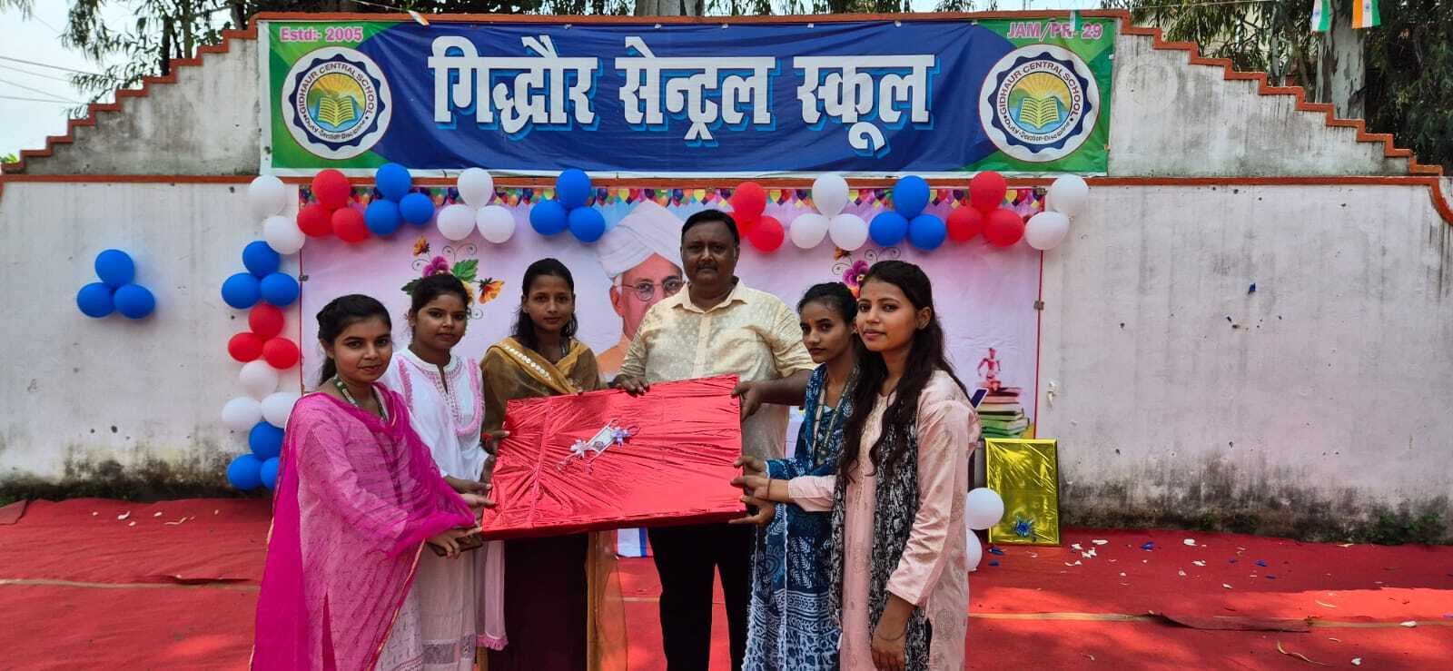 बच्चों के उज्ज्वल भविष्य का निर्माता हैं शिक्षक