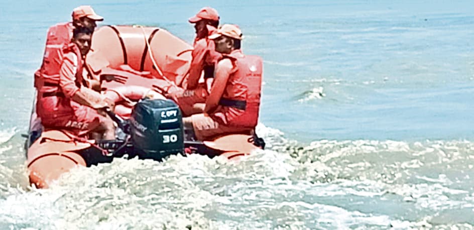 गंडक में डूबने वाले शिक्षक परिवार के चार किशोरों का नहीं मिला सुराग