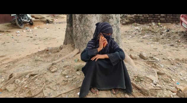 Dhanbad News: शादी पर अड़ी युवती प्रेमी के घर के बाहर धरना पर बैठी