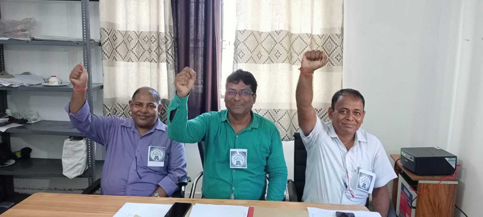 पुरानी पेंशन की मांग लेकर लगाया काला बिल्ला