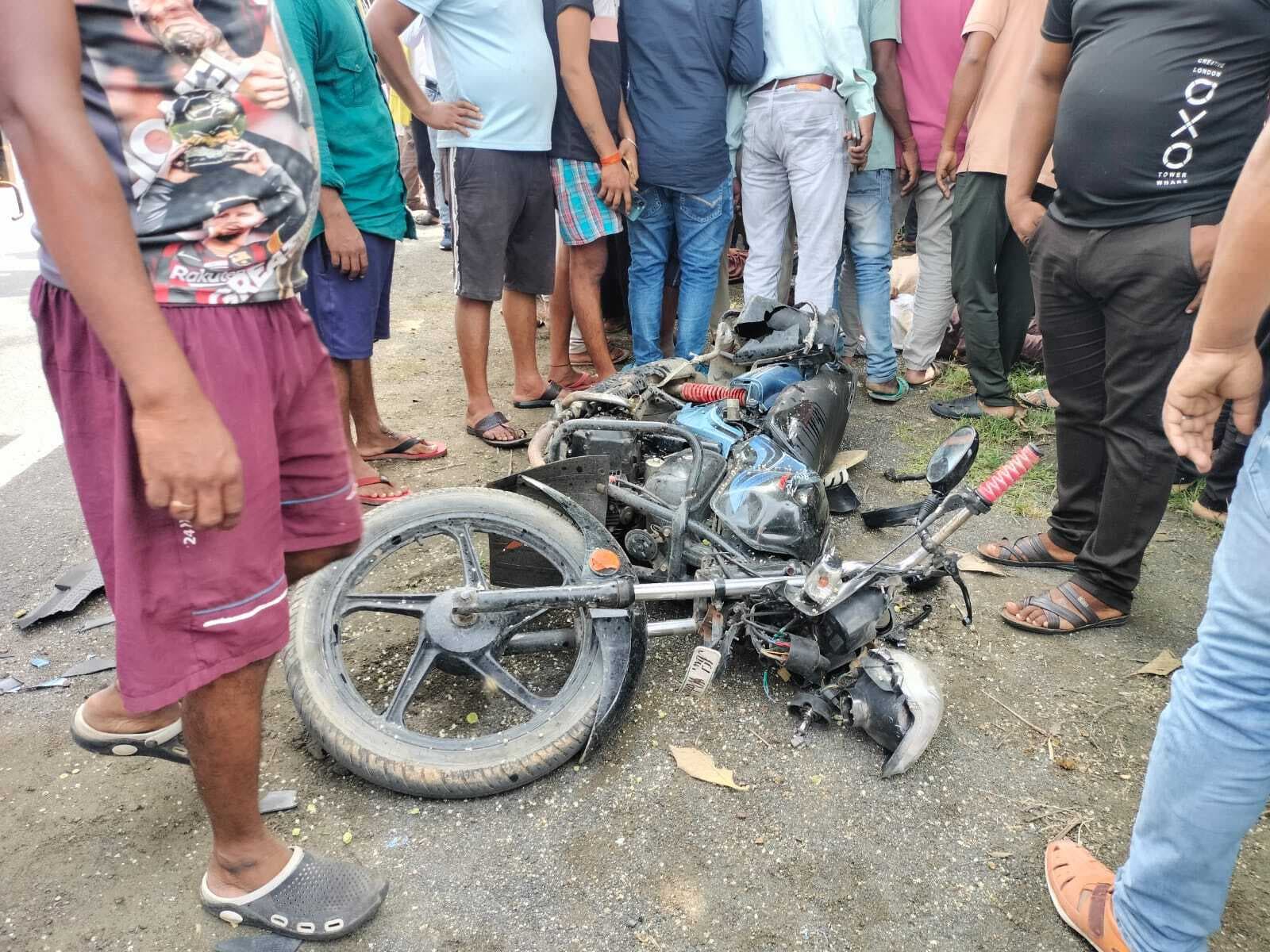 सड़क हादसे में दो लोगों की मौत,विरोध में सड़क जाम