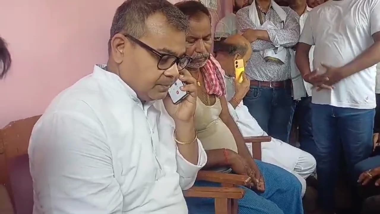 Jamui News : सांसद ने बीडीओ को लगाया फोन, पर पहचान नहीं सके प्रखंड विकास पदाधिकारी, सामने आया वीडियो