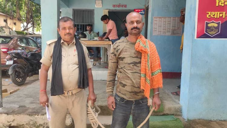 भलूआ में कट्टा के साथ युवक को ग्रामीणों ने पकड़कर किया पुलिस के हवाले