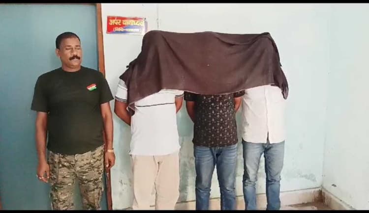 खाकी हुई बदनाम : दो सिपाही सहित एक सहयोगी गिरफ्तार